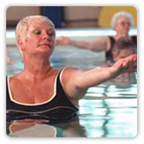 Foto de una mujer haciendo ejercicio aeróbico en una piscina
