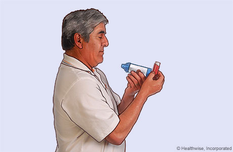 Foto de un hombre manteniendo el inhalador en posición vertical