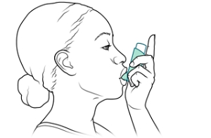Persona con los labios cerrados alrededor de la boquilla del inhalador.