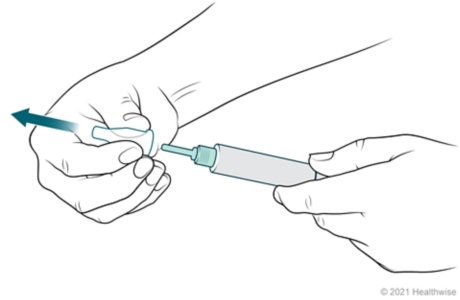 Cómo purgar la aguja, con primer plano de la insulina que sale de la aguja