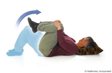 Imagen de cómo hacer el ejercicio de rodillas flexionadas sobre el pecho