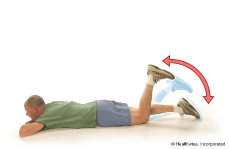 Un hombre haciendo el ejercicio de flexión activa de la rodilla