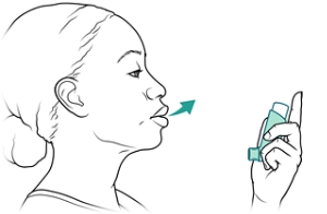 Persona sosteniendo el inhalador y exhalando.