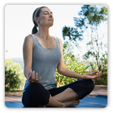 Foto de una mujer haciendo yoga