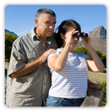 Hombre con mujer mirando por binoculares