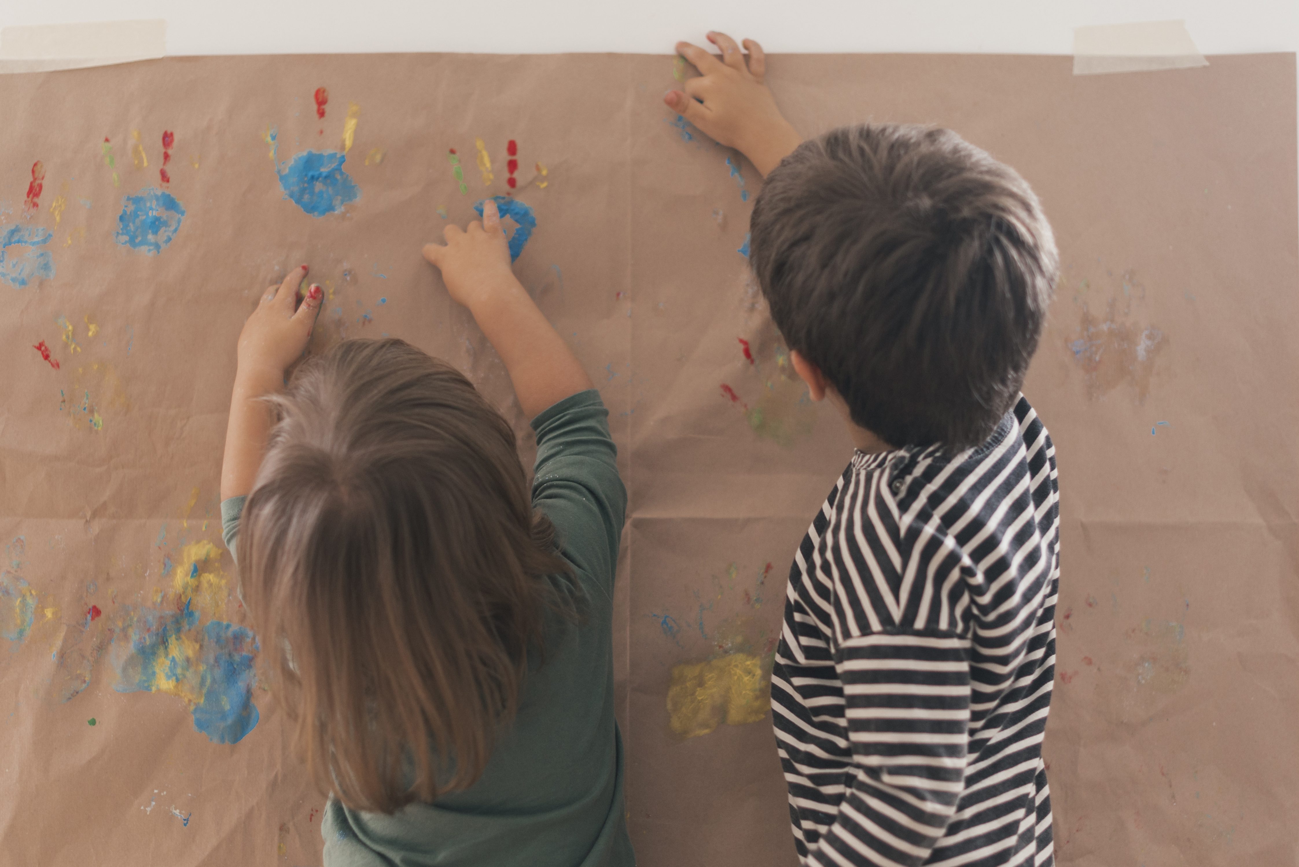 children finger painting