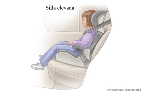 Un niño pequeño en una silla elevada