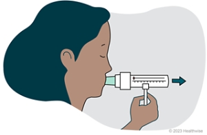 Una persona exhalando con fuerza en el espirómetro.
