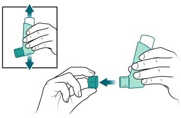 Persona agitando el inhalador y quitando la tapa.