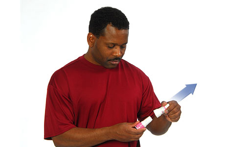 Hombre quitando la tapa del inhalador