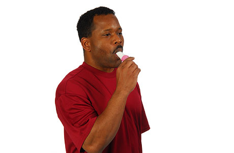 Hombre inhalando medicamento