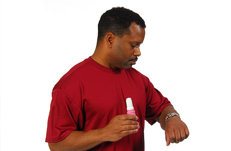 Hombre conteniendo la respiración y mirando el reloj