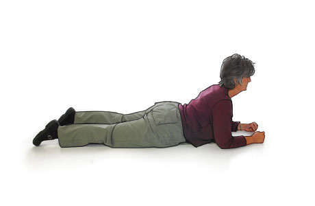 Extensión de la espalda presionando hacia arriba para la espondilitis anquilosante (parte delantera de las caderas presionando contra el suelo)