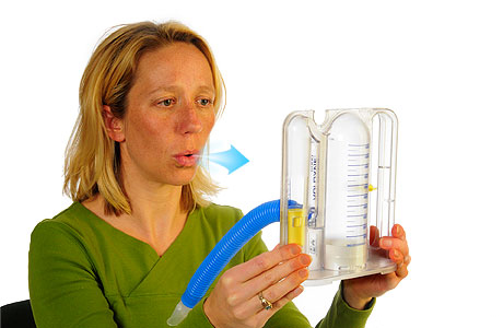 Una mujer exhalando con normalidad